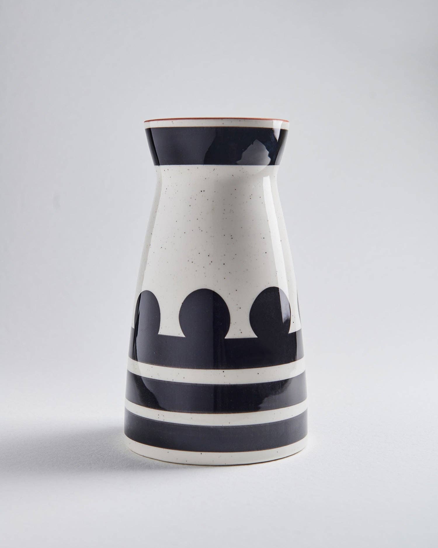 Masked Ball Pitcher i keramik fra Egg Back Home - bykrums.dk