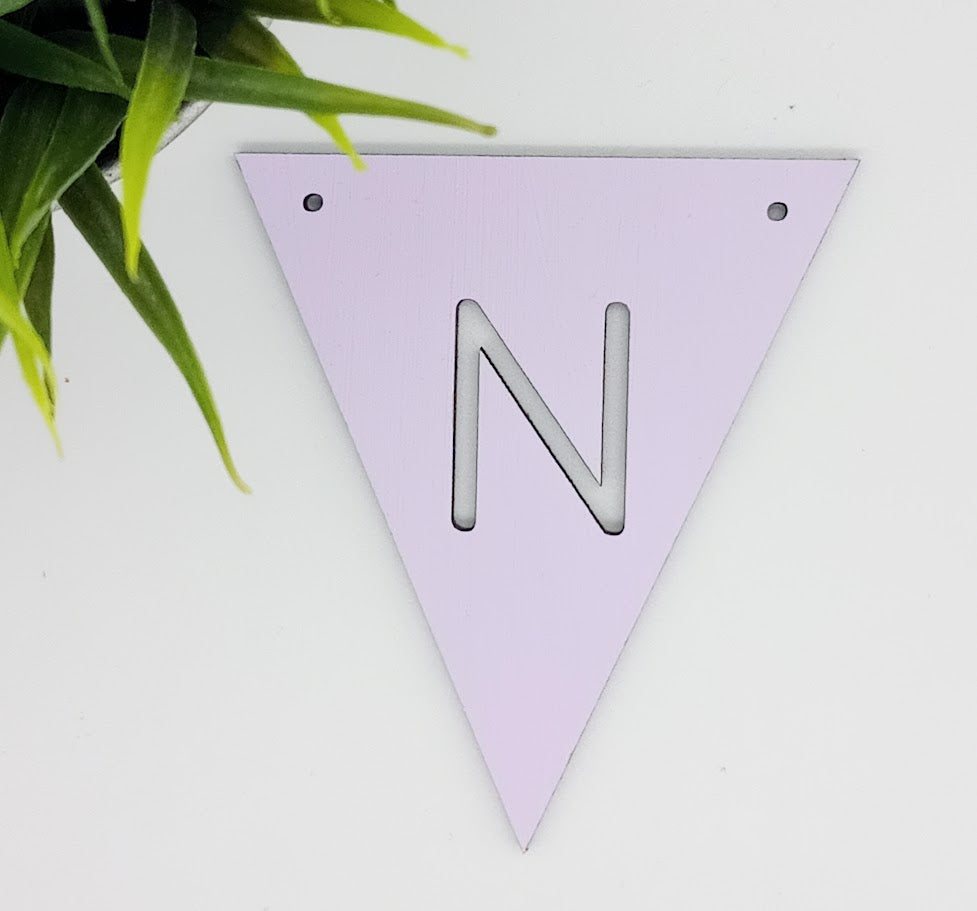 Mit bogstav - lille flag i Lilla Laser MDF - bykrums.dk