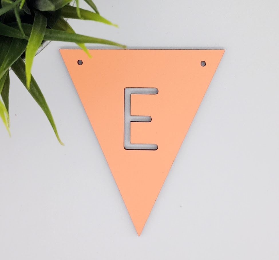 Mit bogstav - lille flag i Orange Laser MDF - bykrums.dk