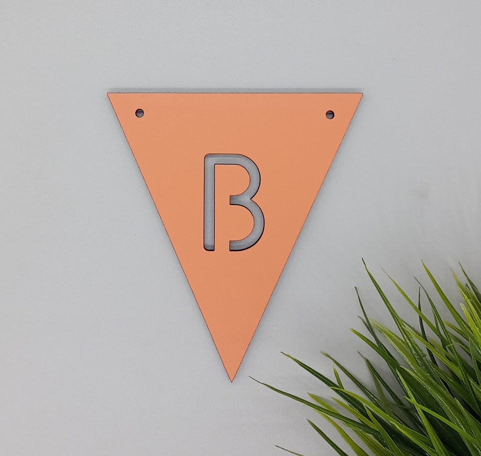 Mit bogstav - lille flag i Orange Laser MDF - bykrums.dk