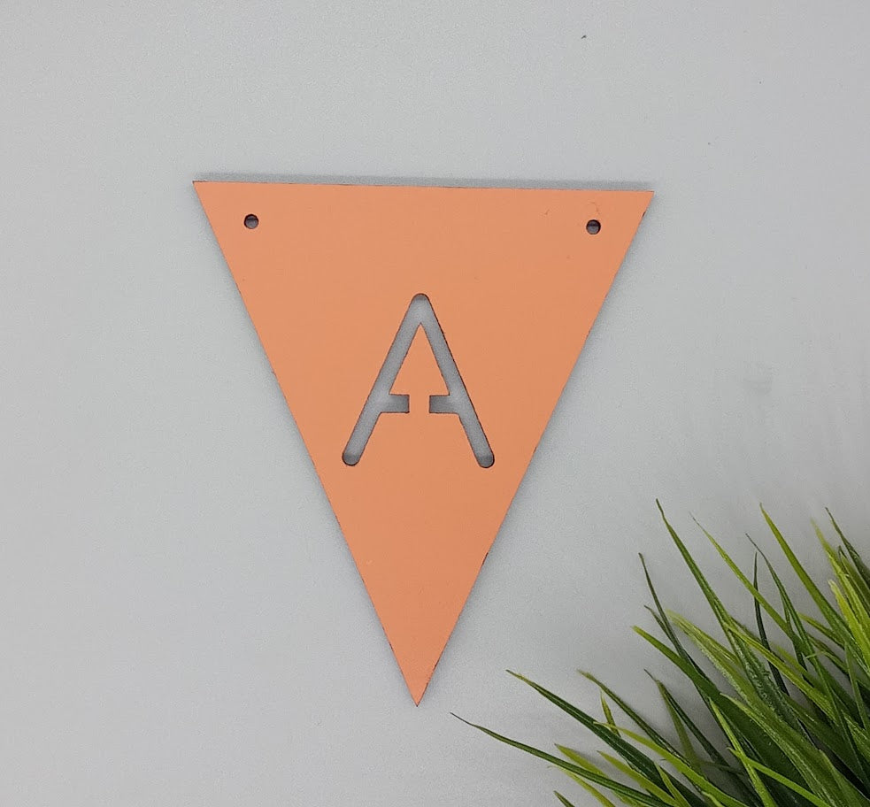 Mit bogstav - lille flag i Orange Laser MDF - bykrums.dk