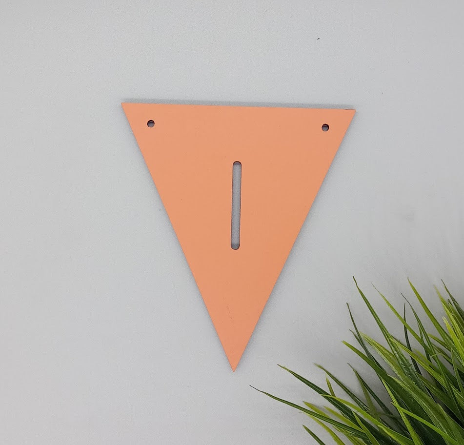 Mit bogstav - lille flag i Orange Laser MDF - bykrums.dk