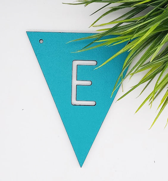 Mit bogstav - lille flag i turkis Laser MDF - bykrums.dk