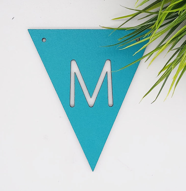 Mit bogstav - lille flag i turkis Laser MDF - bykrums.dk