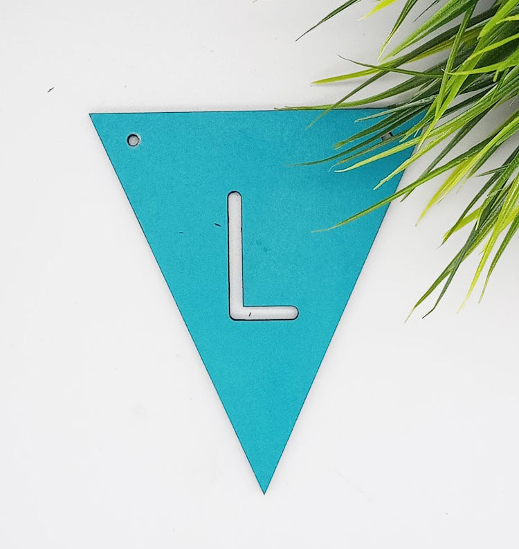 Mit bogstav - lille flag i turkis Laser MDF - bykrums.dk