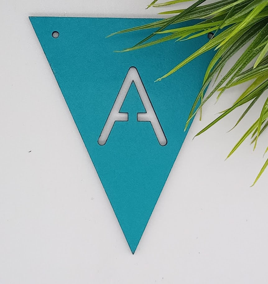 Mit bogstav - lille flag i turkis Laser MDF - bykrums.dk