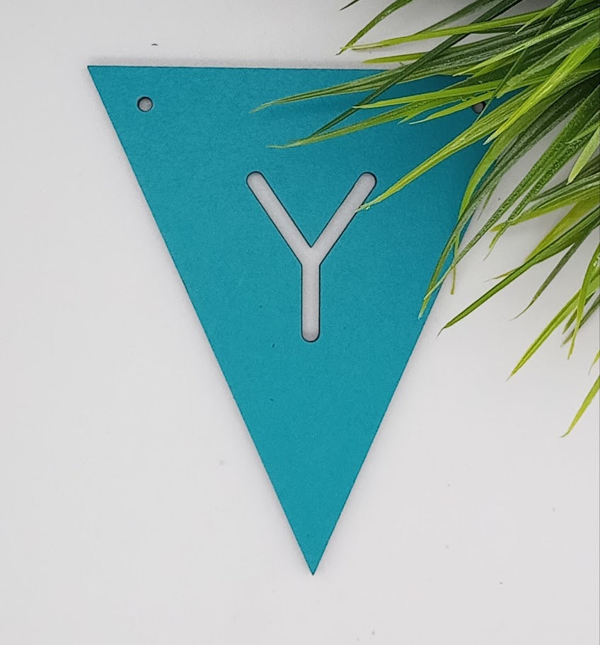 Mit bogstav - lille flag i turkis Laser MDF - bykrums.dk