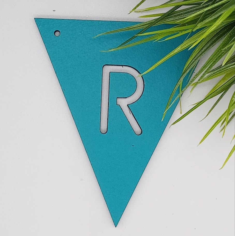 Mit bogstav - lille flag i turkis Laser MDF - bykrums.dk