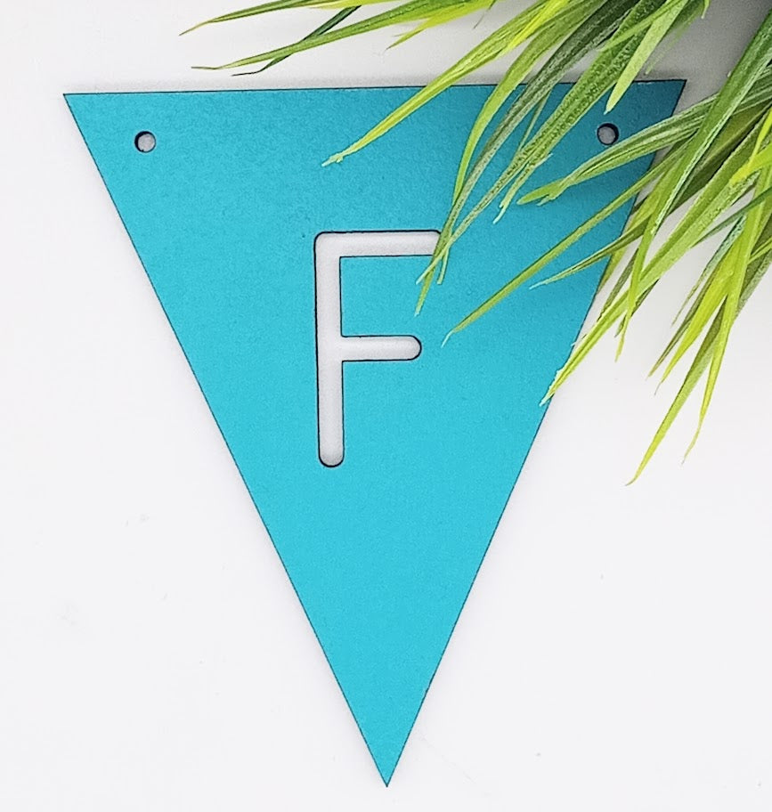 Mit bogstav - lille flag i turkis Laser MDF - bykrums.dk