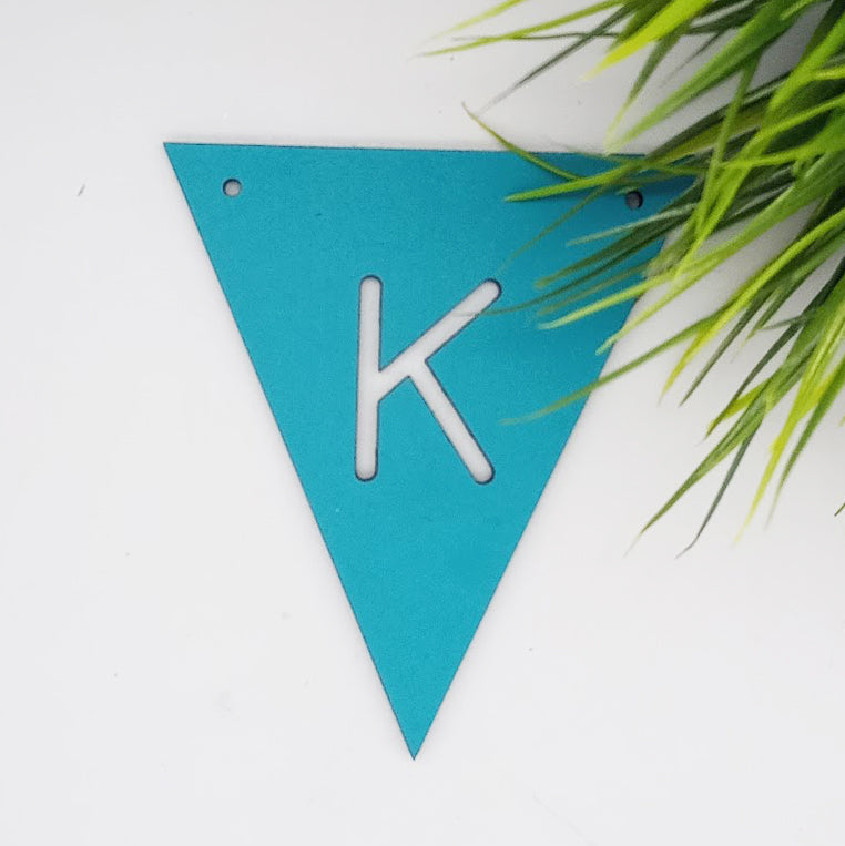 Mit bogstav - lille flag i turkis Laser MDF - bykrums.dk