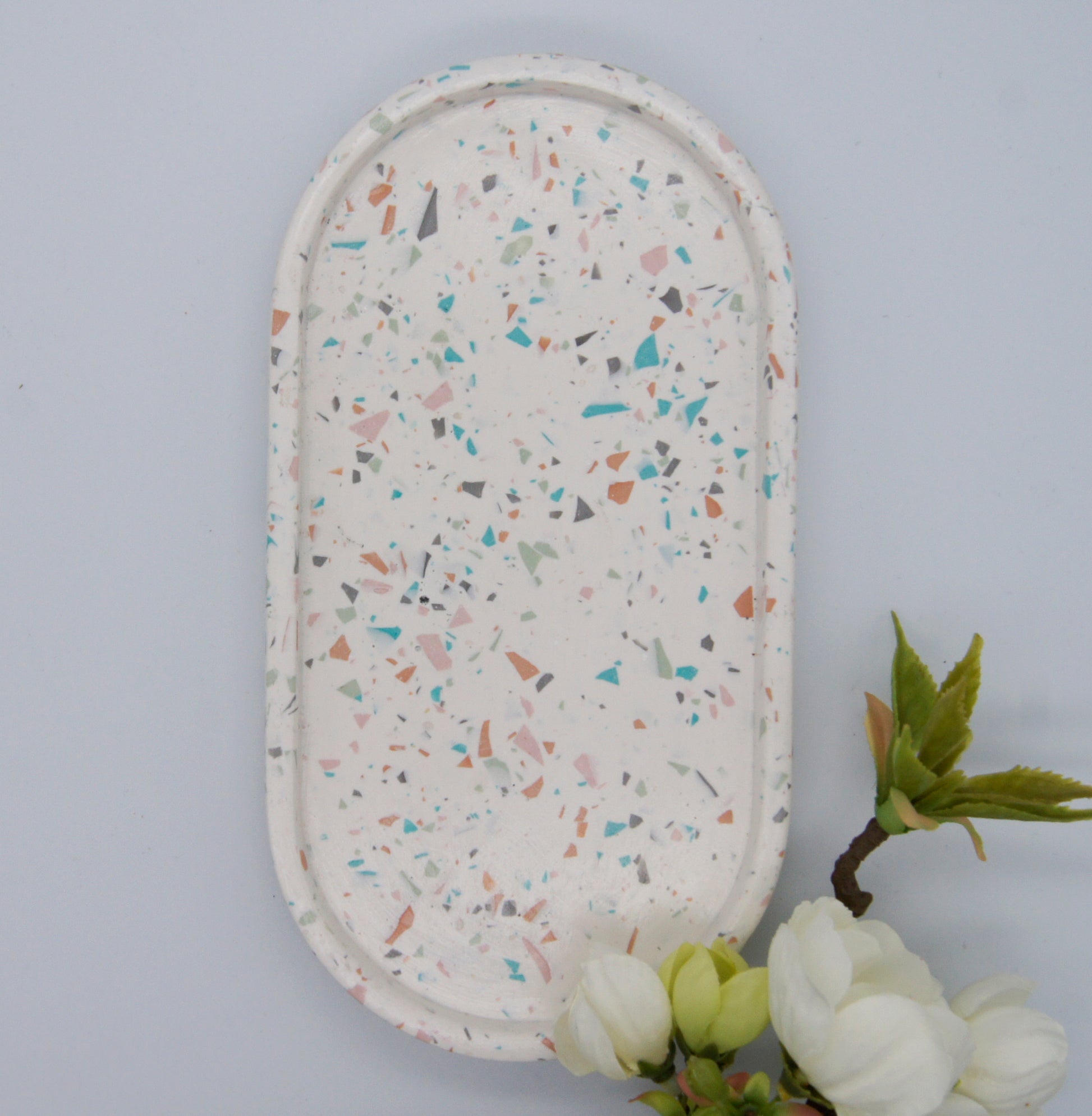 Terrazzo dekorationsbakke -  Oval 18 cm Jesmonite - bykrums.dk