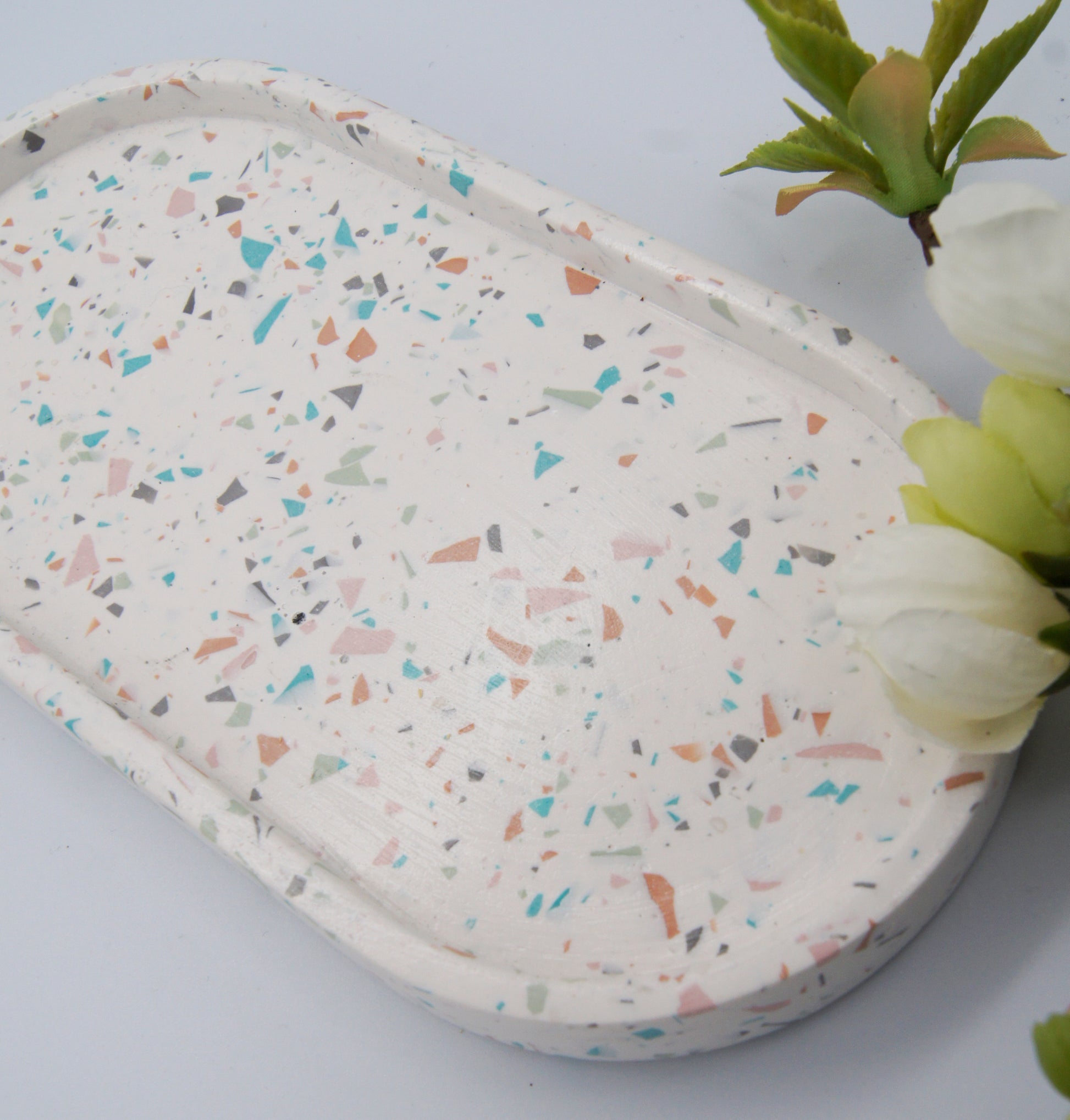 Terrazzo dekorationsbakke -  Oval 18 cm Jesmonite - bykrums.dk