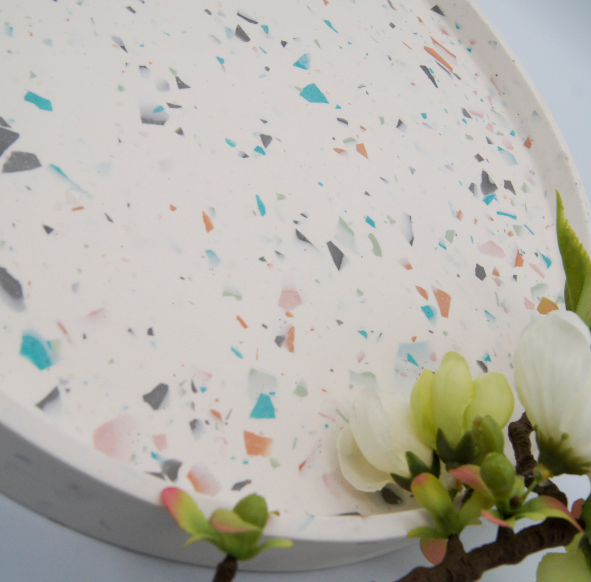 Terrazzo dekorationsbakke -  Rundt 25 cm - bykrums.dk