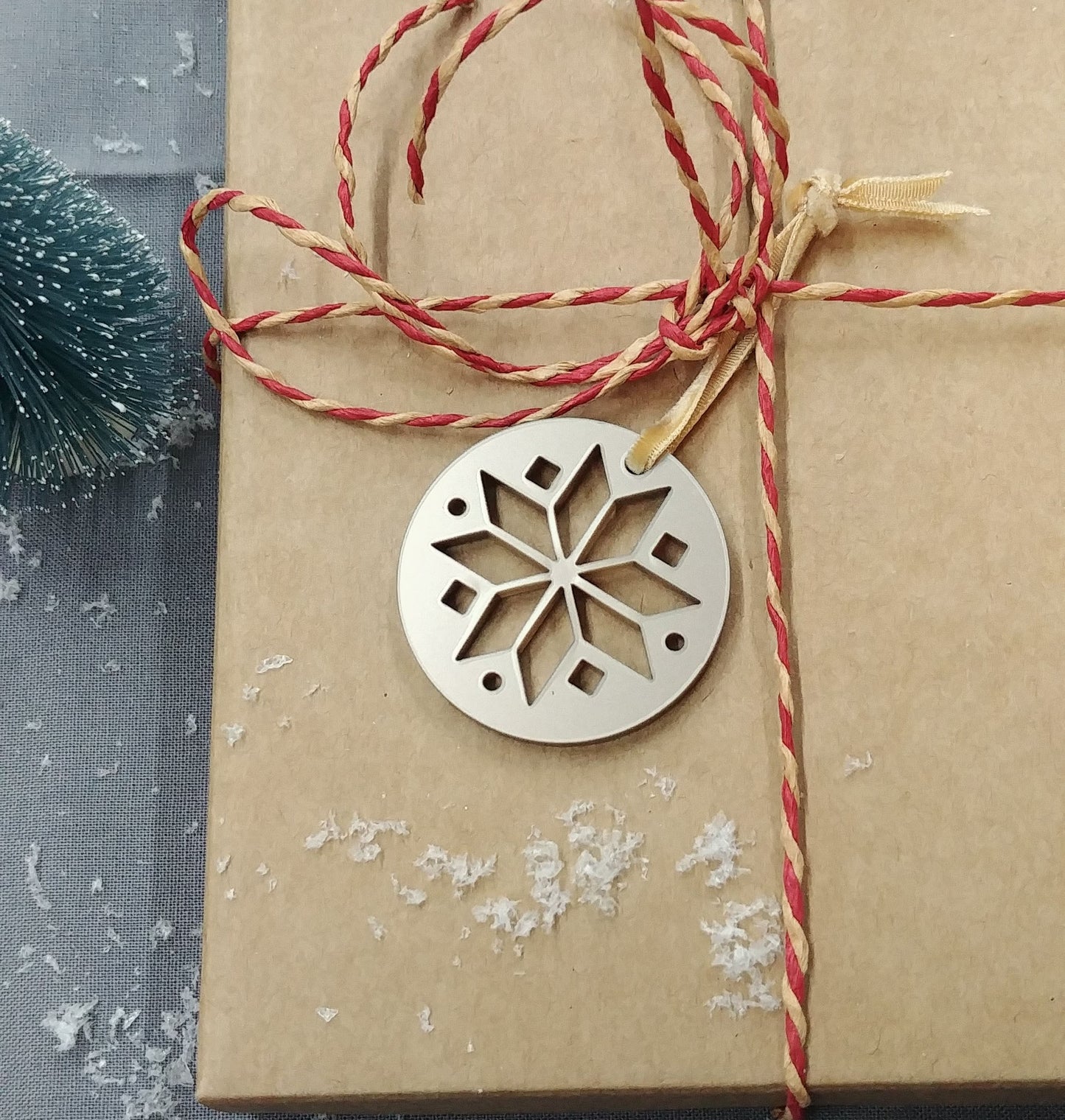 Traditional stjerne - Julepynt - 7 cm akryl - bykrums.dk