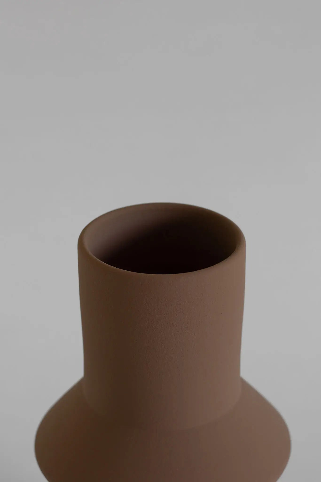 Geometric vase M brown fra o cactuu - bykrums.dk - Hjemmet