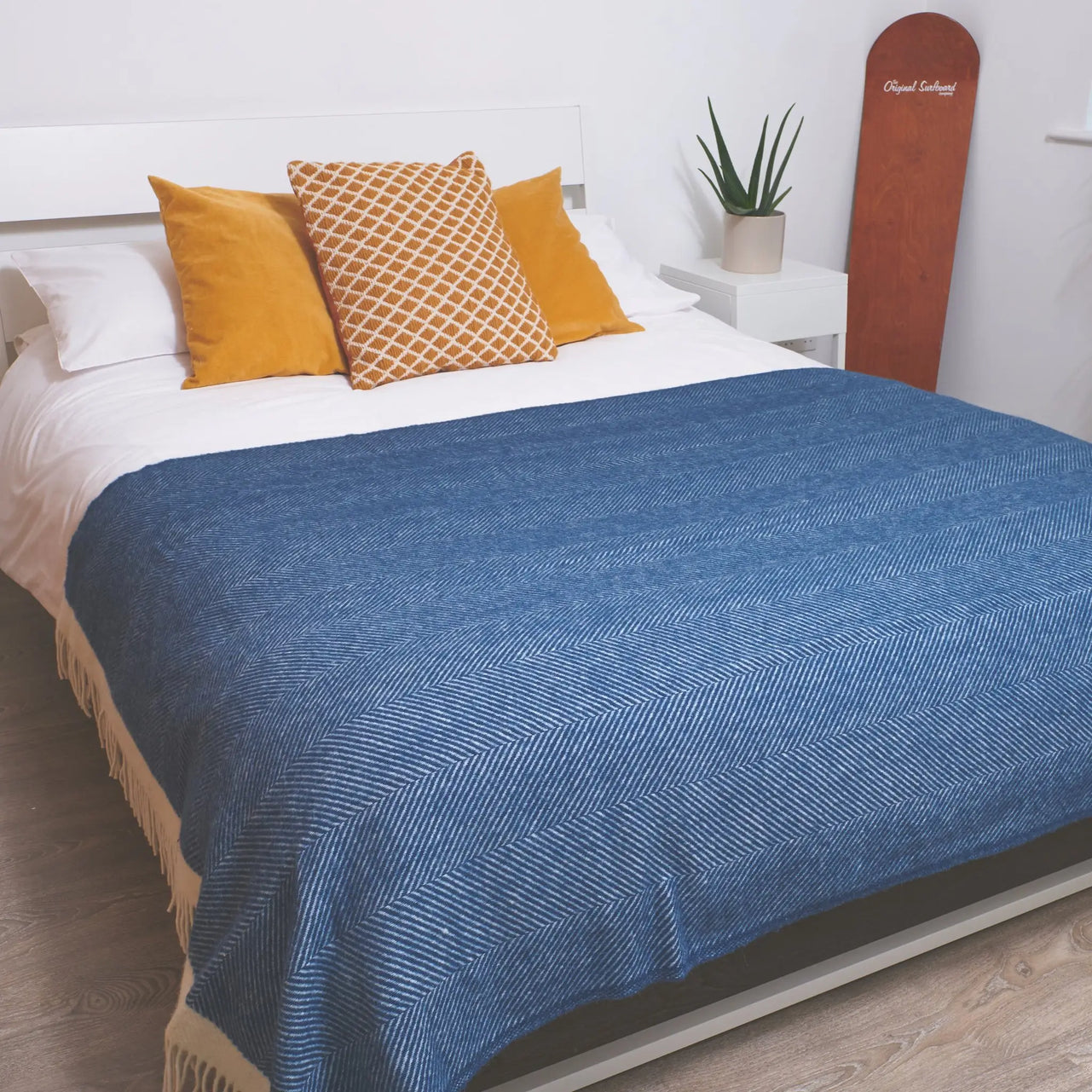 Navy sildebens uldtæppe fra Atlantic Blankets - bykrums.dk - Home & Garden