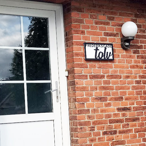Husnummer skilt med navn og addresse - Type 1